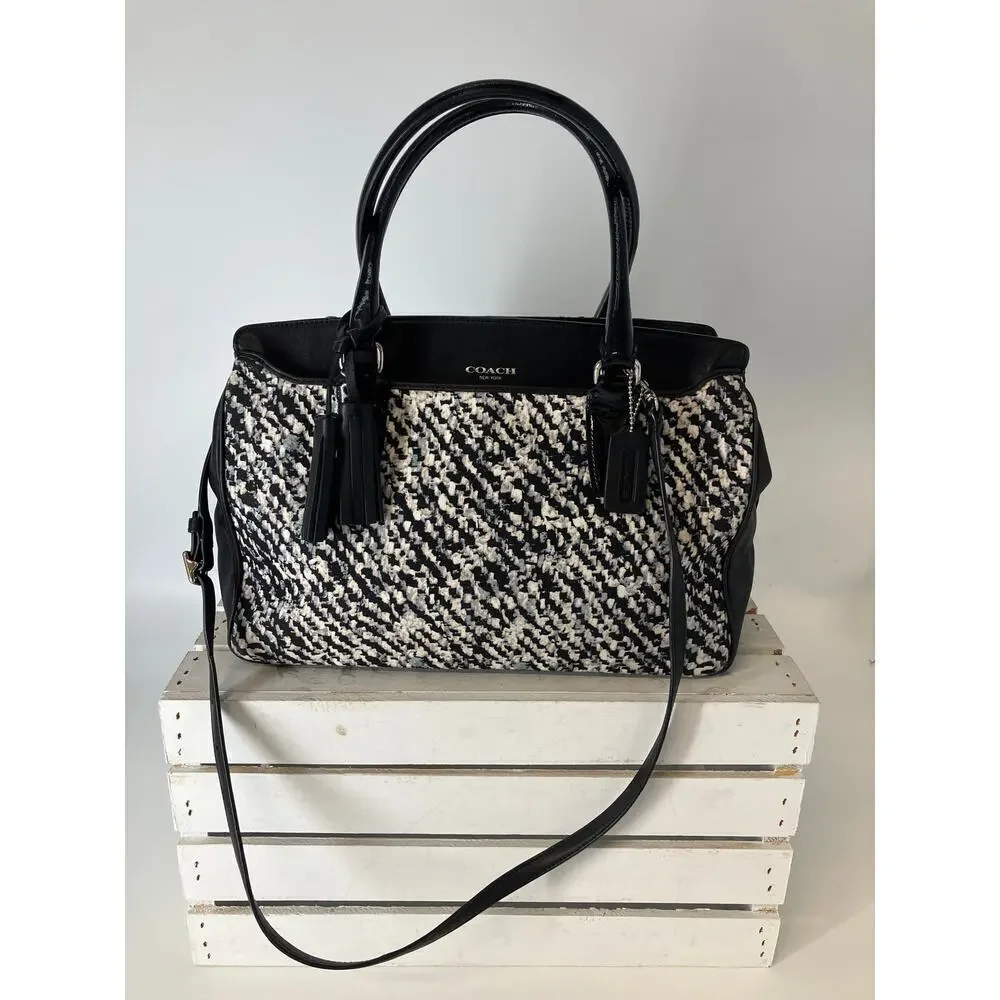 Coach 25811 shoulder