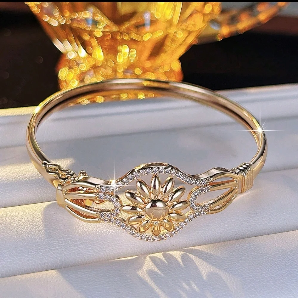 BRAND NEW ** Elegant Gold Floral Bracelet