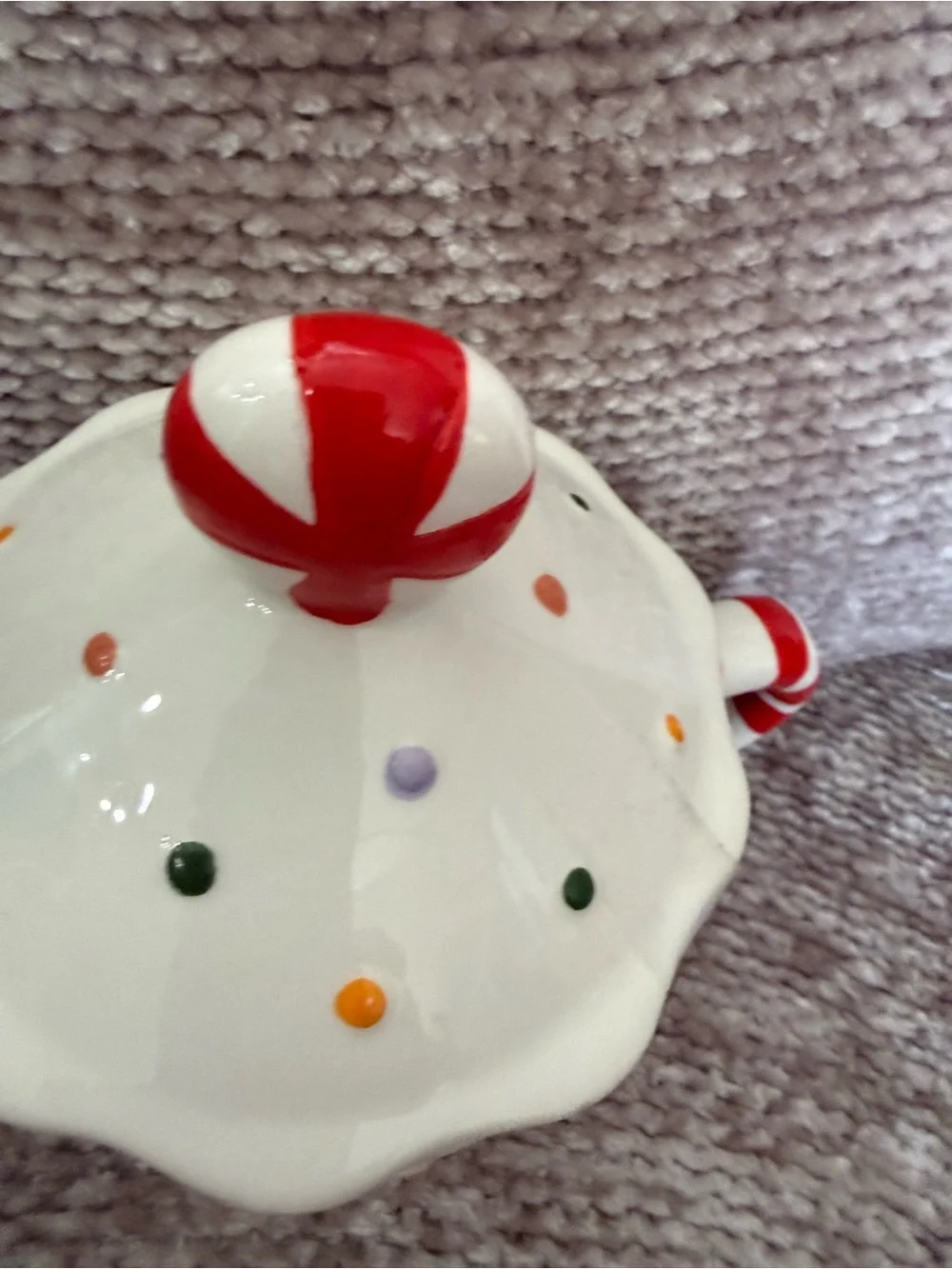 Mr. Christmas Ceramic Gingerbread House Mug With Candy Cane Handle And Lid 23 Oz