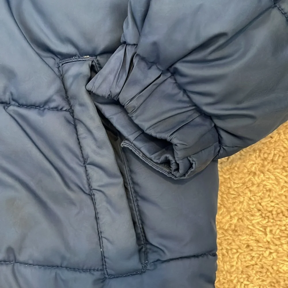 Old Navy SZ L10-12 navy/bla puffer. Zip front w/hood. Adjustable sleeve opening