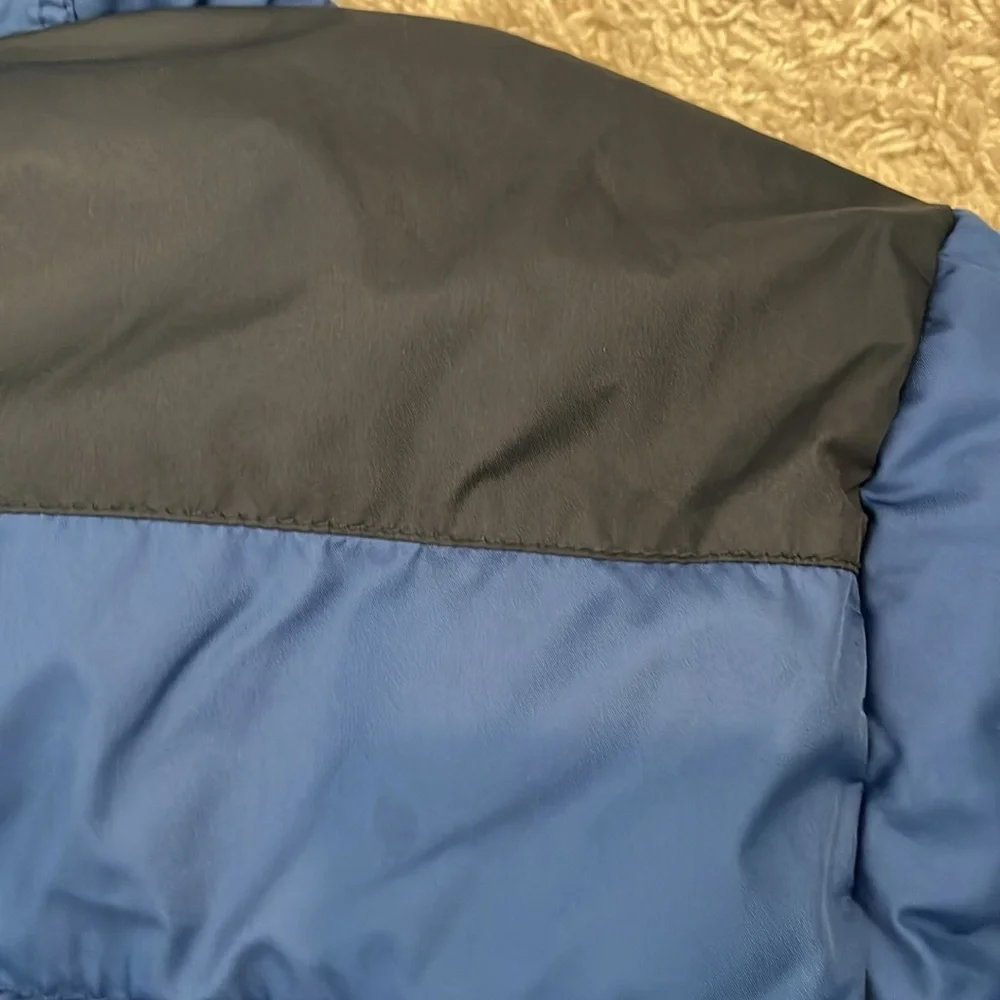 Old Navy SZ L10-12 navy/bla puffer. Zip front w/hood. Adjustable sleeve opening