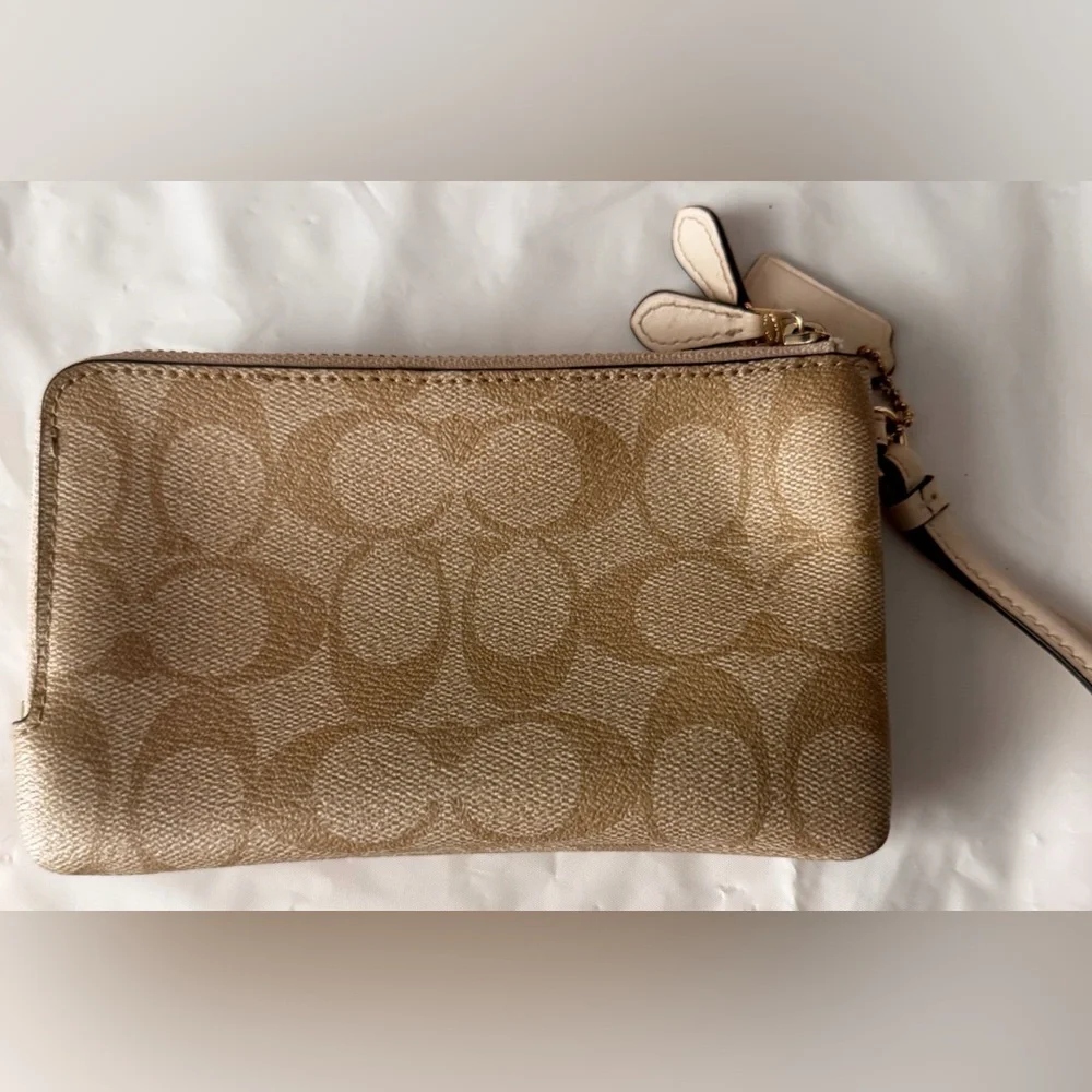 Coach compartments colorway