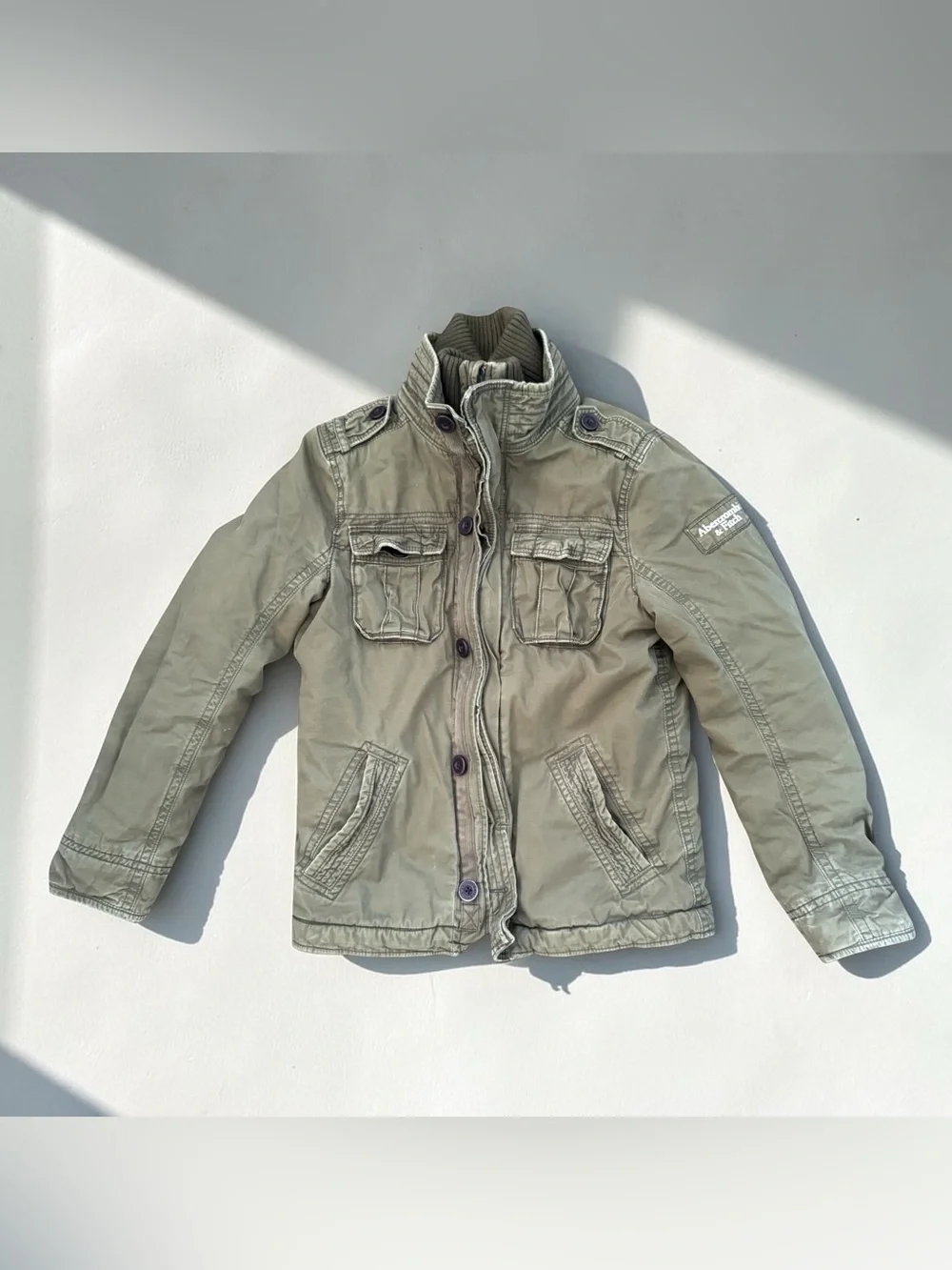 Abercrombie & Fitch featuresstyle classic