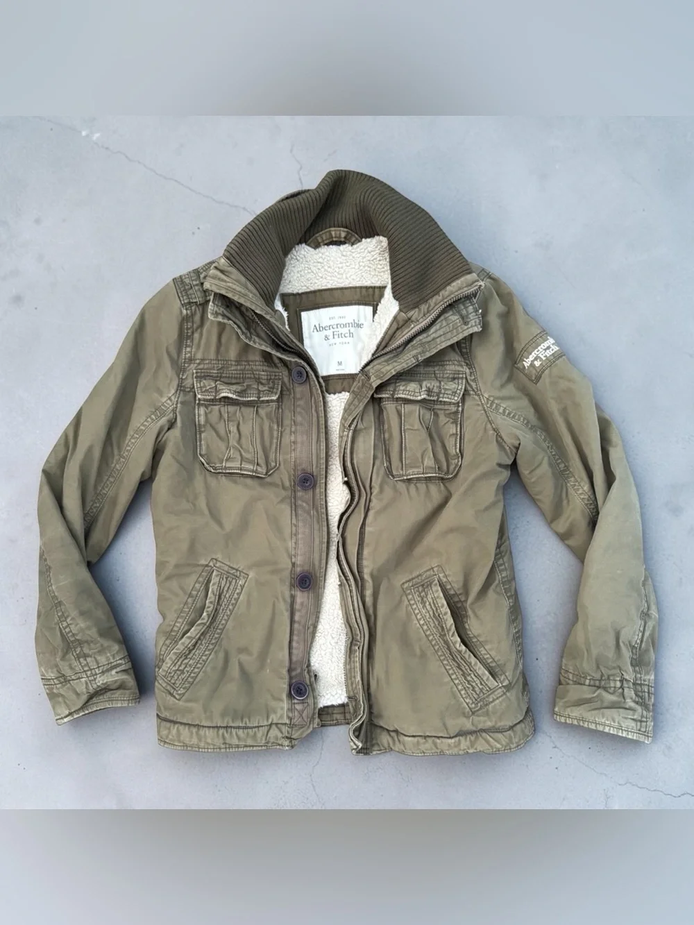 Abercrombie & Fitch featuresstyle classic
