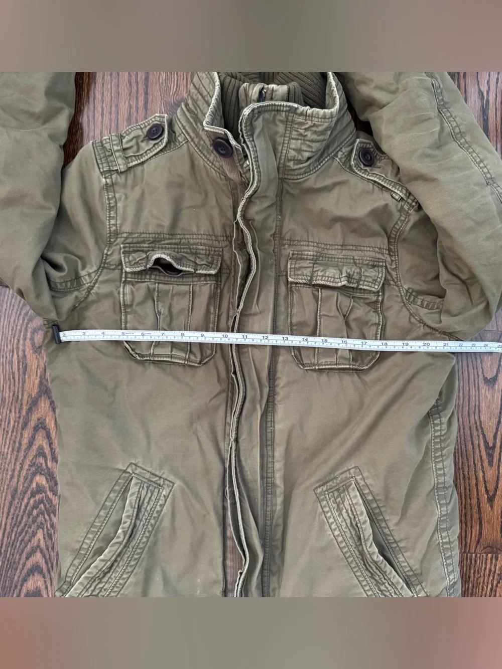 Abercrombie & Fitch featuresstyle classic