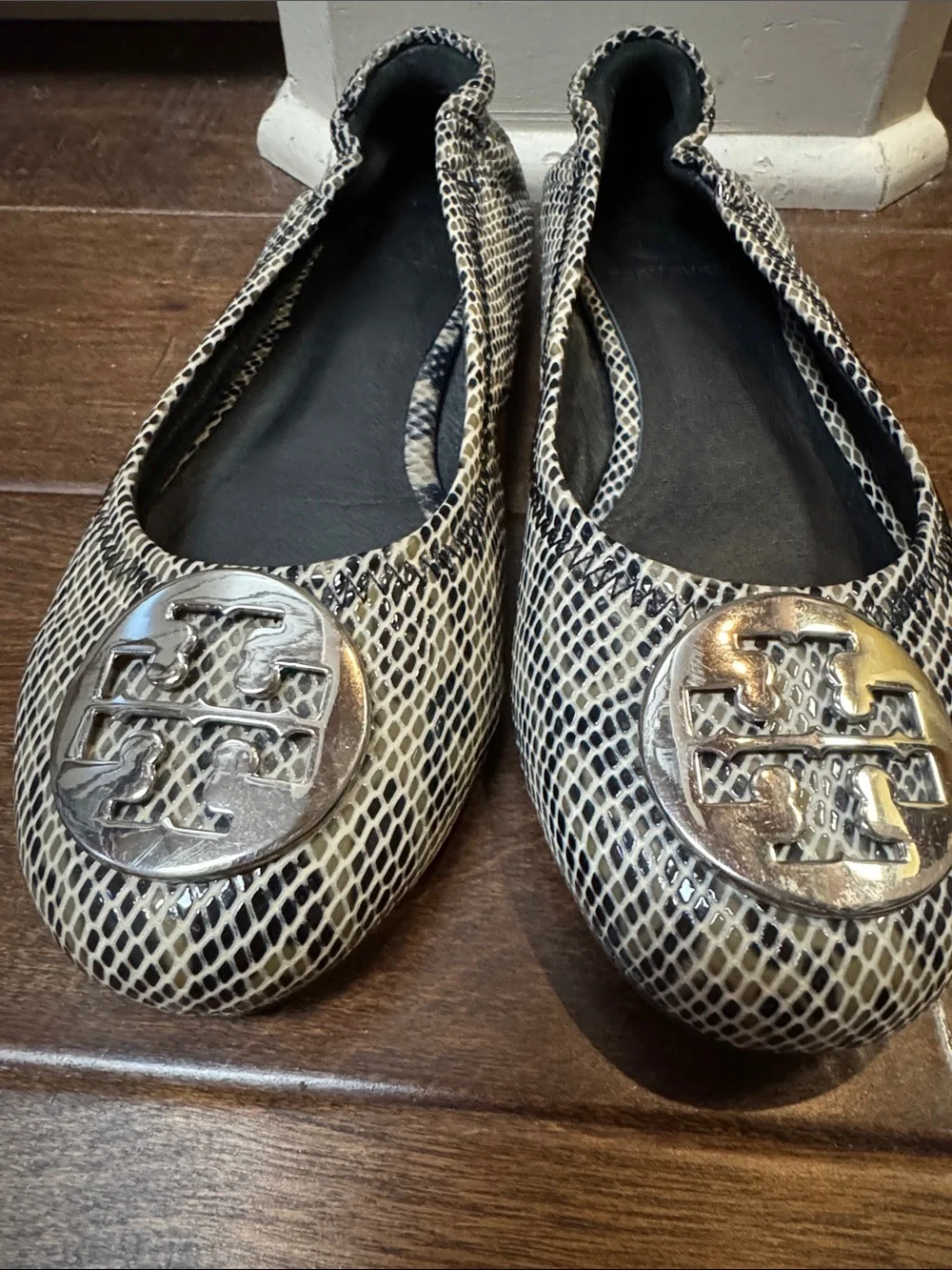 Tory Burch Snake-Print Logo Balleti Reva  Flats in Black & Cream