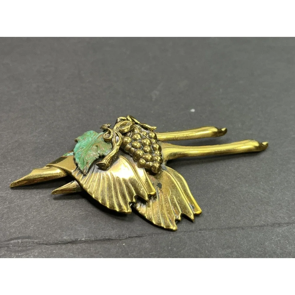 Vintage Geese Goose Flying w/ Grapes Flock Gold Tone Brooch Pin 4