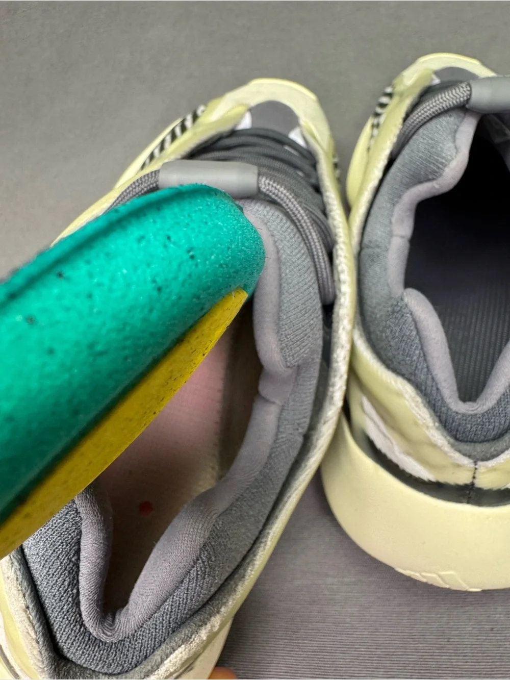 Yeezy adidas 700