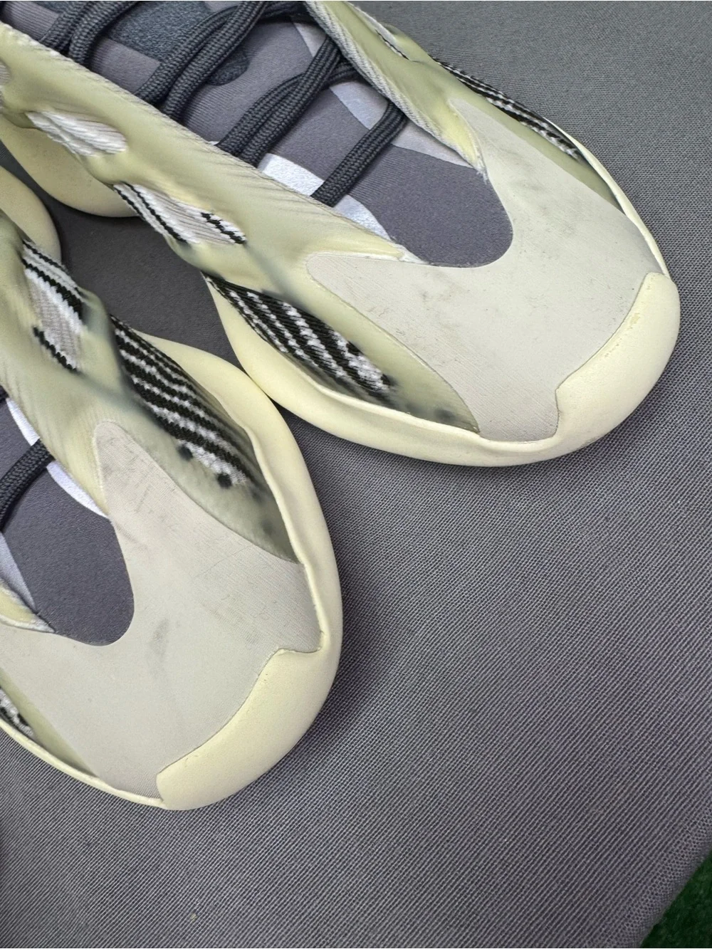 Yeezy adidas 700