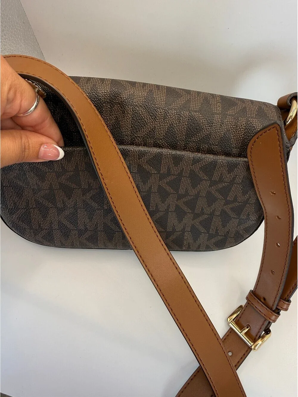 Michael Kors drop messenger