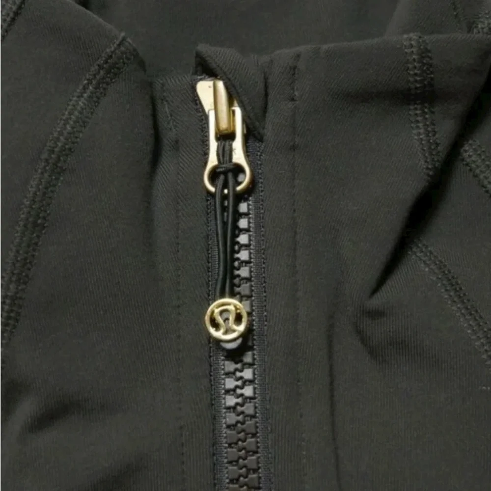 lululemon athletica zipper logo