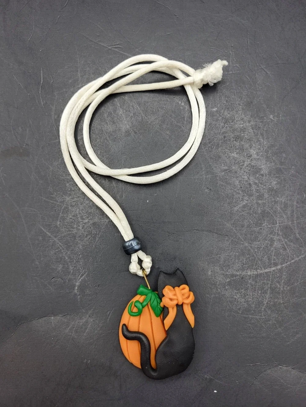 Vintage 90s Handcrafted Pumpkin with Black Cat Necklace 2