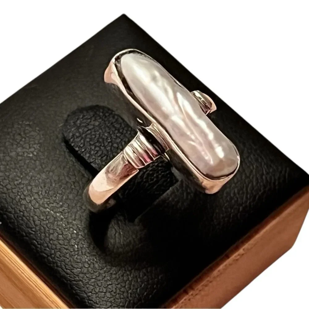925 Sterling Silver this elegant