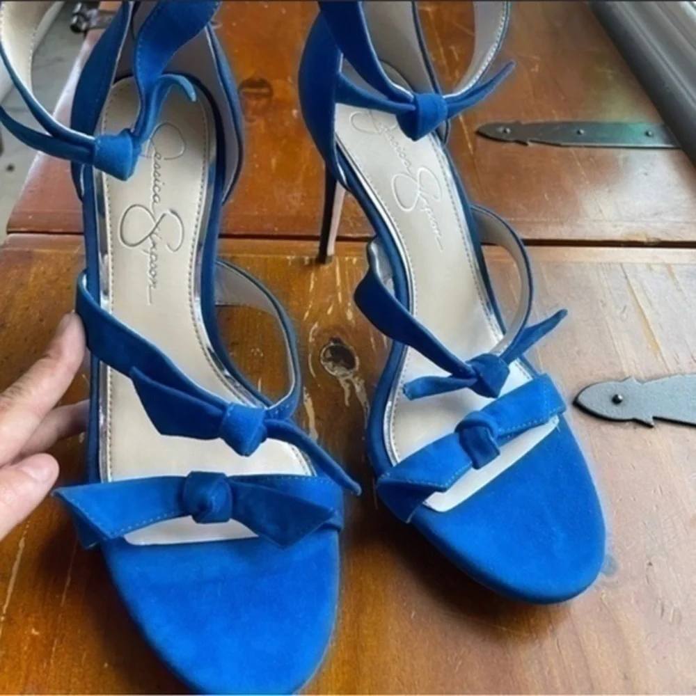 Jessica Simpson marking bow
