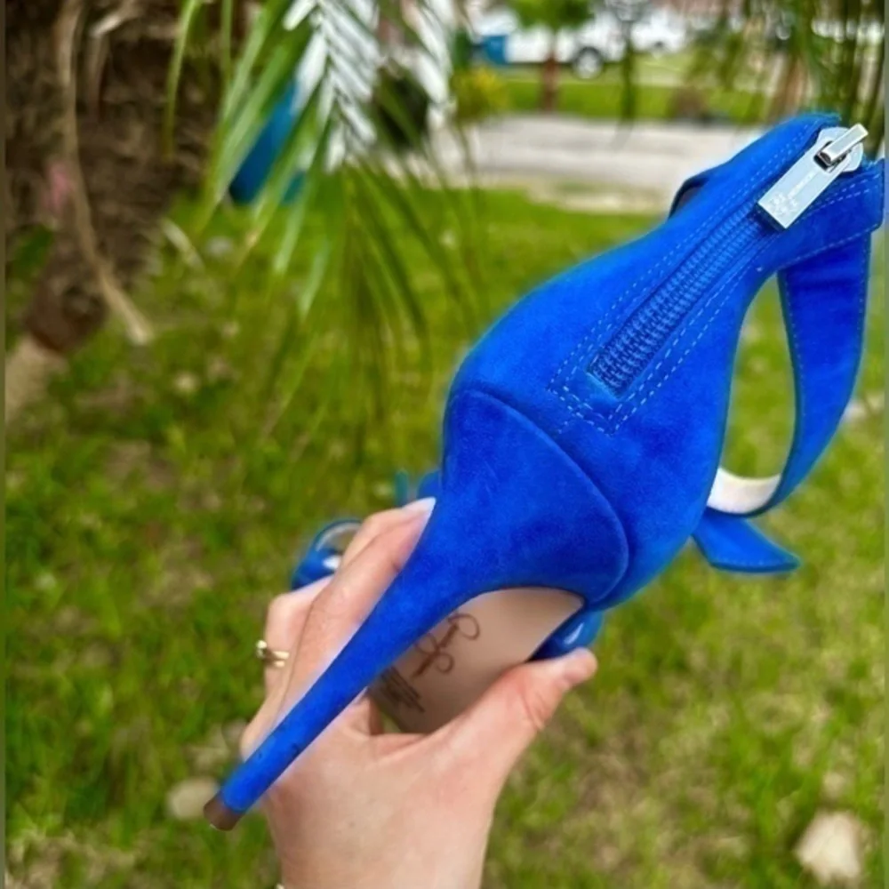 Jessica Simpson bow marking