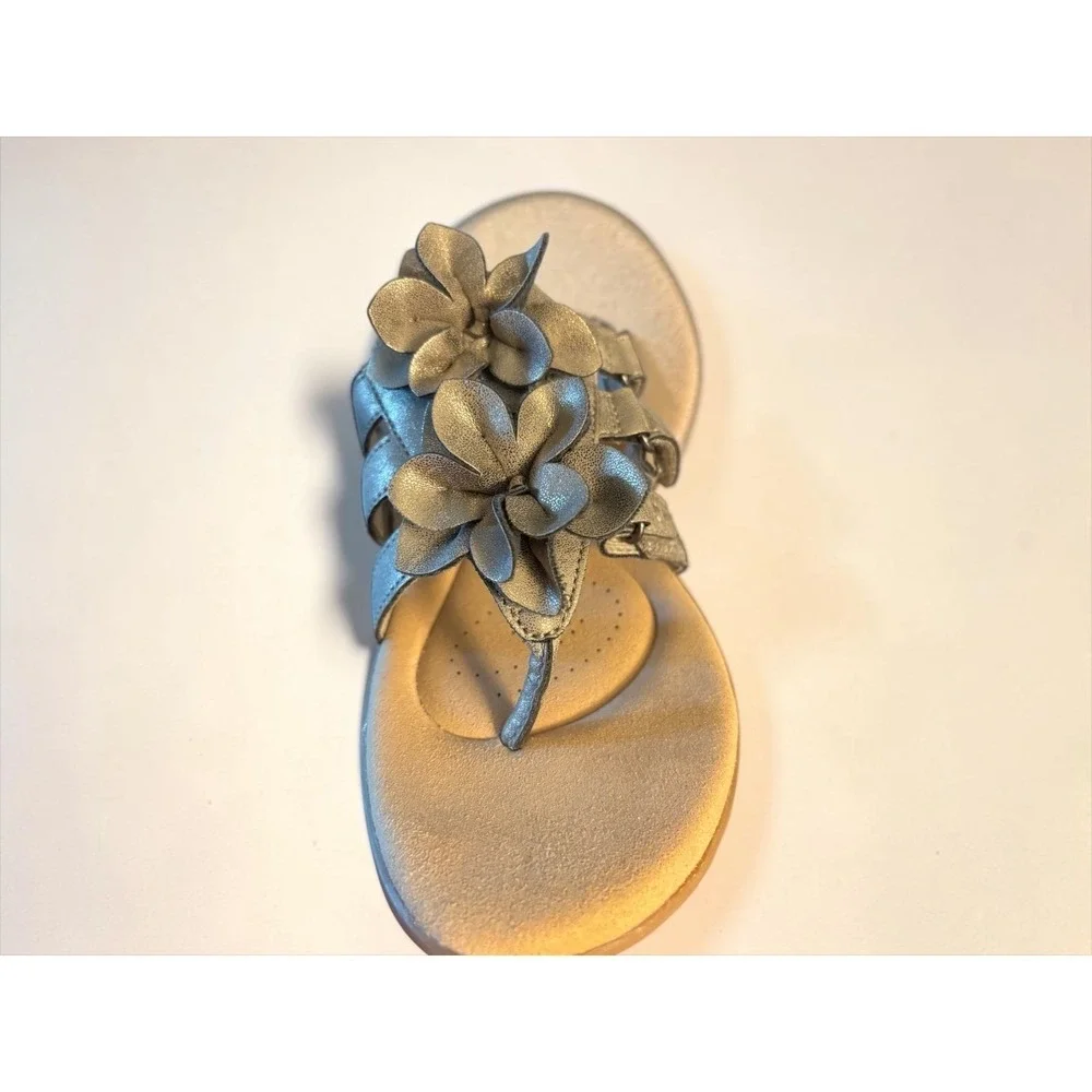 Clarks‎ Collection Ultimate Comfort NWOT Flower Thong Sandals Taupe Metallic