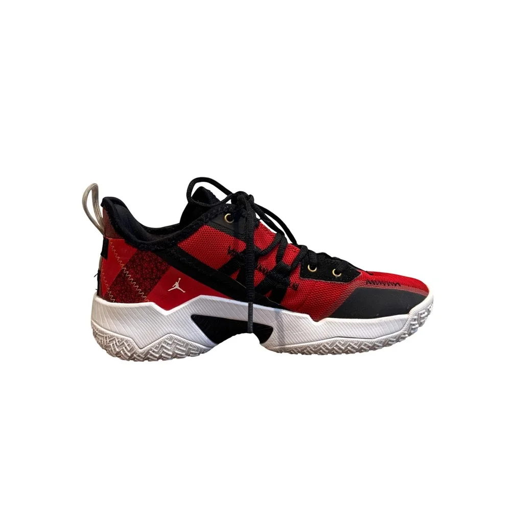 Jordan dominate court
