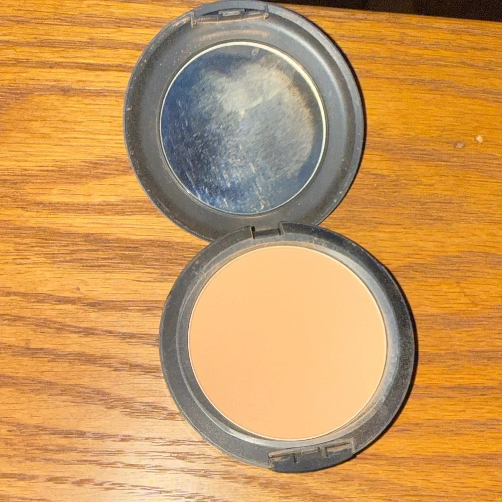 MAC Cosmetics Studio Compact Foundation - NW35