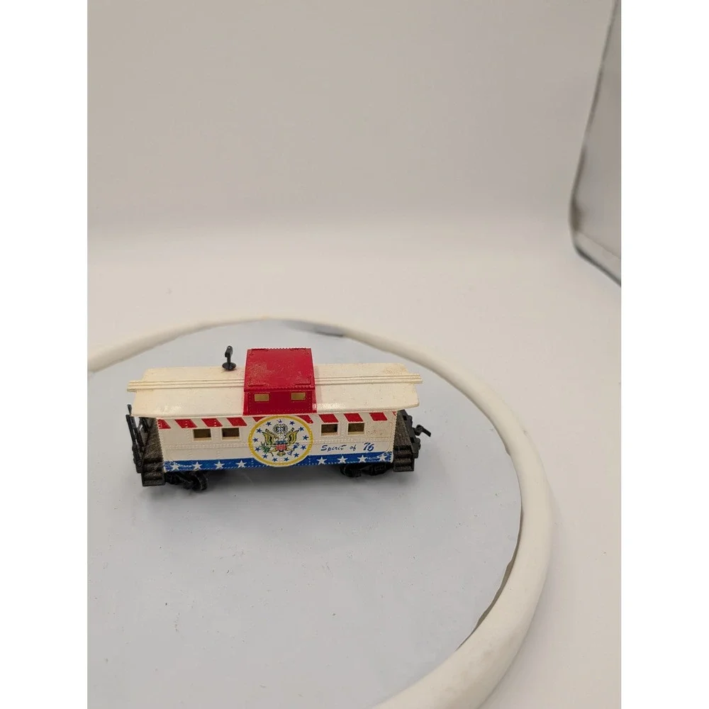 HO Scale Spirit of 76 Bicentennial Caboose Model Train Car Red White Blue‎