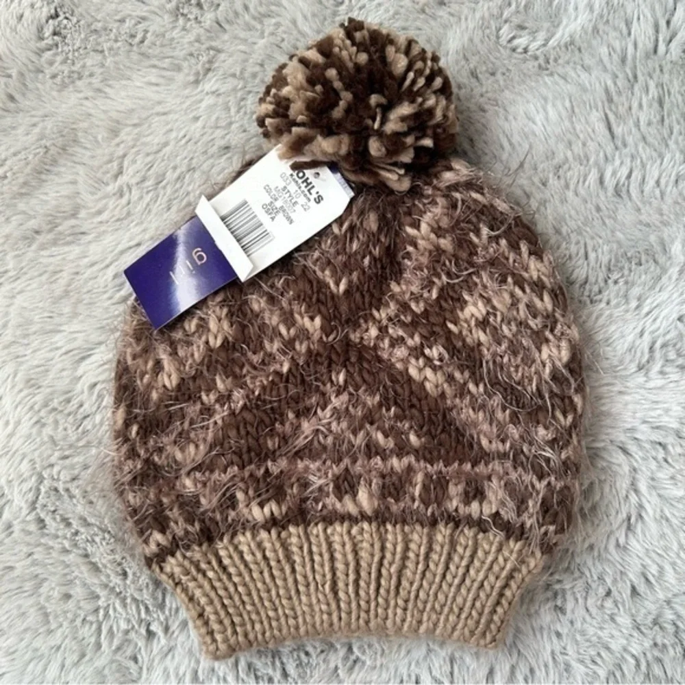 ❄️NWT Madden Girl Soft knit warm beanie Pom Pom hat Cold Weather ❄️