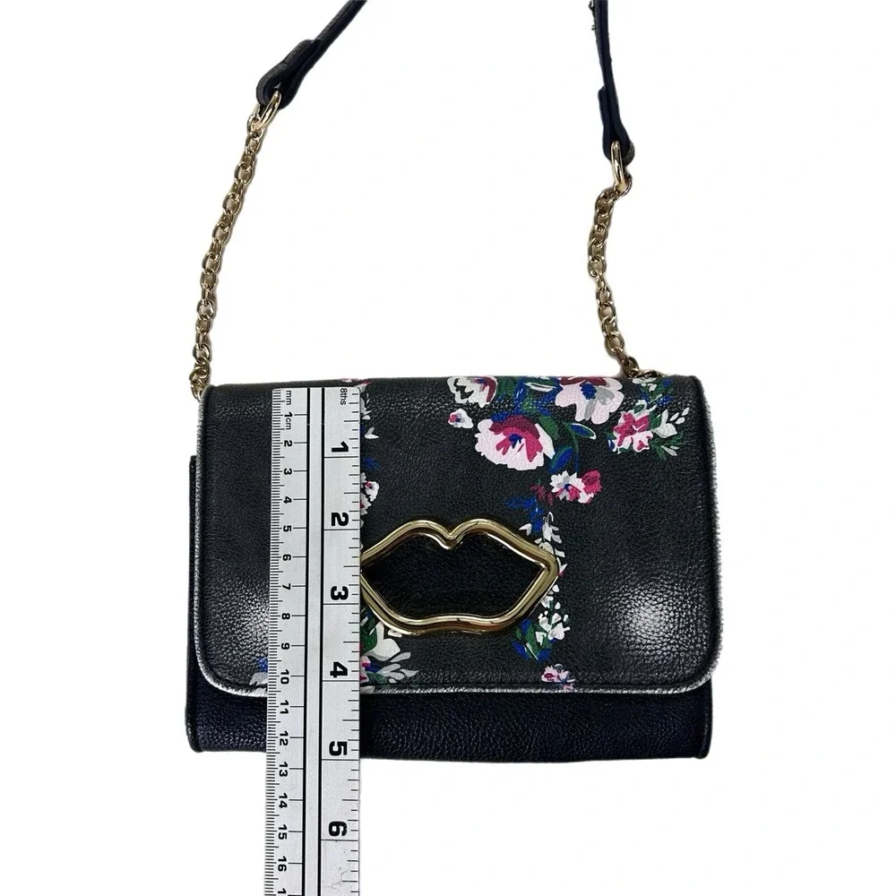 BETSEY‎ JOHNSON Crossbody Bag Purse Kiss Lips Snap Closure