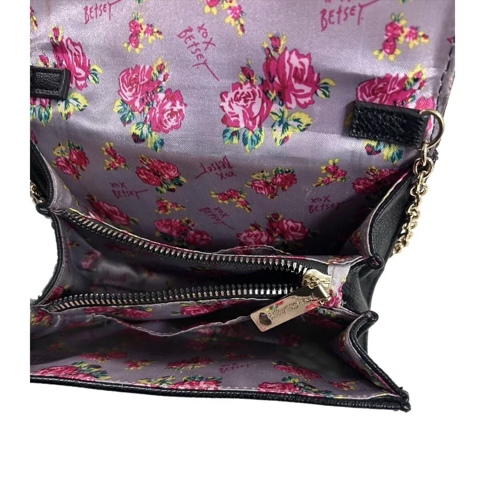 BETSEY‎ JOHNSON Crossbody Bag Purse Kiss Lips Snap Closure