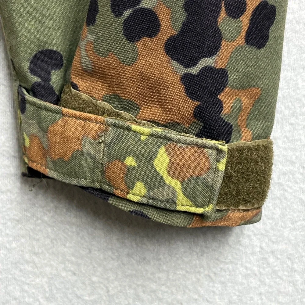Feuchter button camouflage