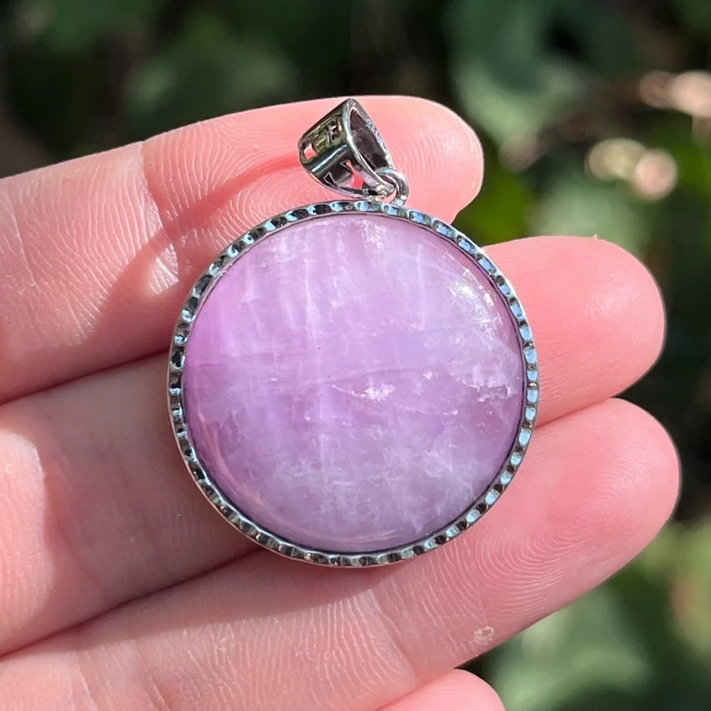 Silver plated round flashy‎ kunzite pendant