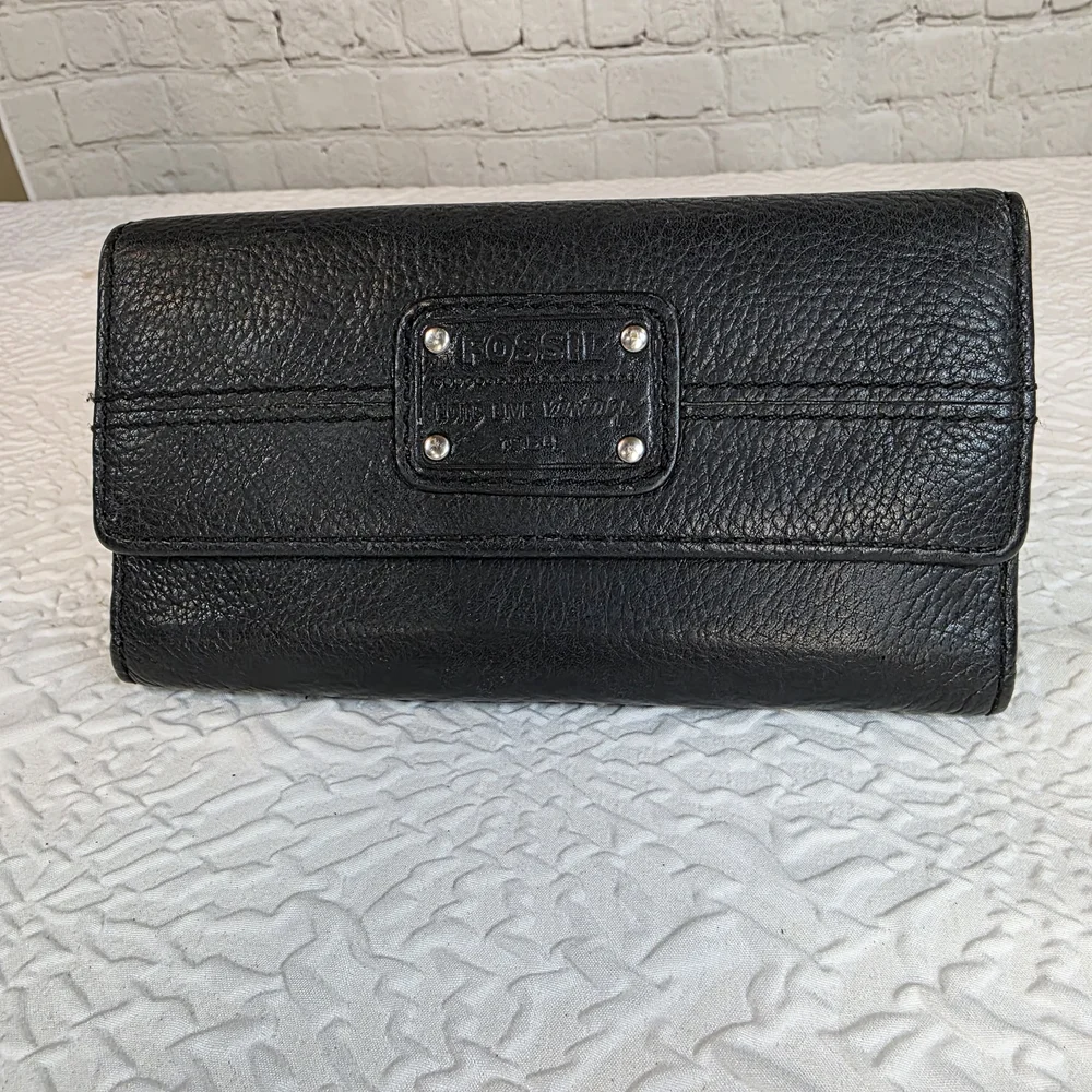Fossil Long Live Vintage 1954‎ Black Pebbled Leather Trifold Wallet Clutch