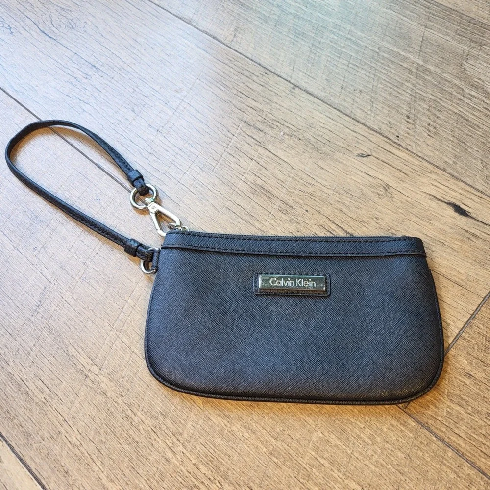 Calvin Klein Black Saffiano Leather Wristlet Pouch Zip Top Wallet Silver Logo