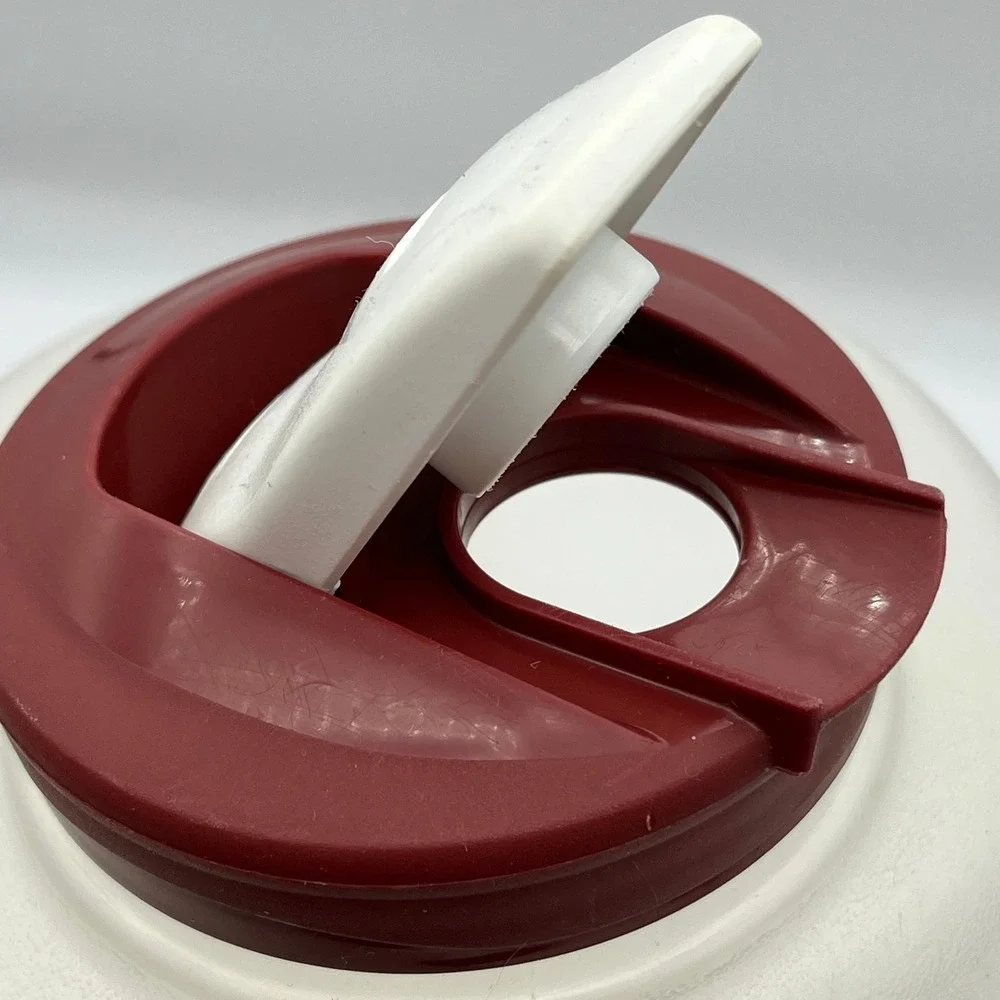 Rubbermaid designed tracking lid