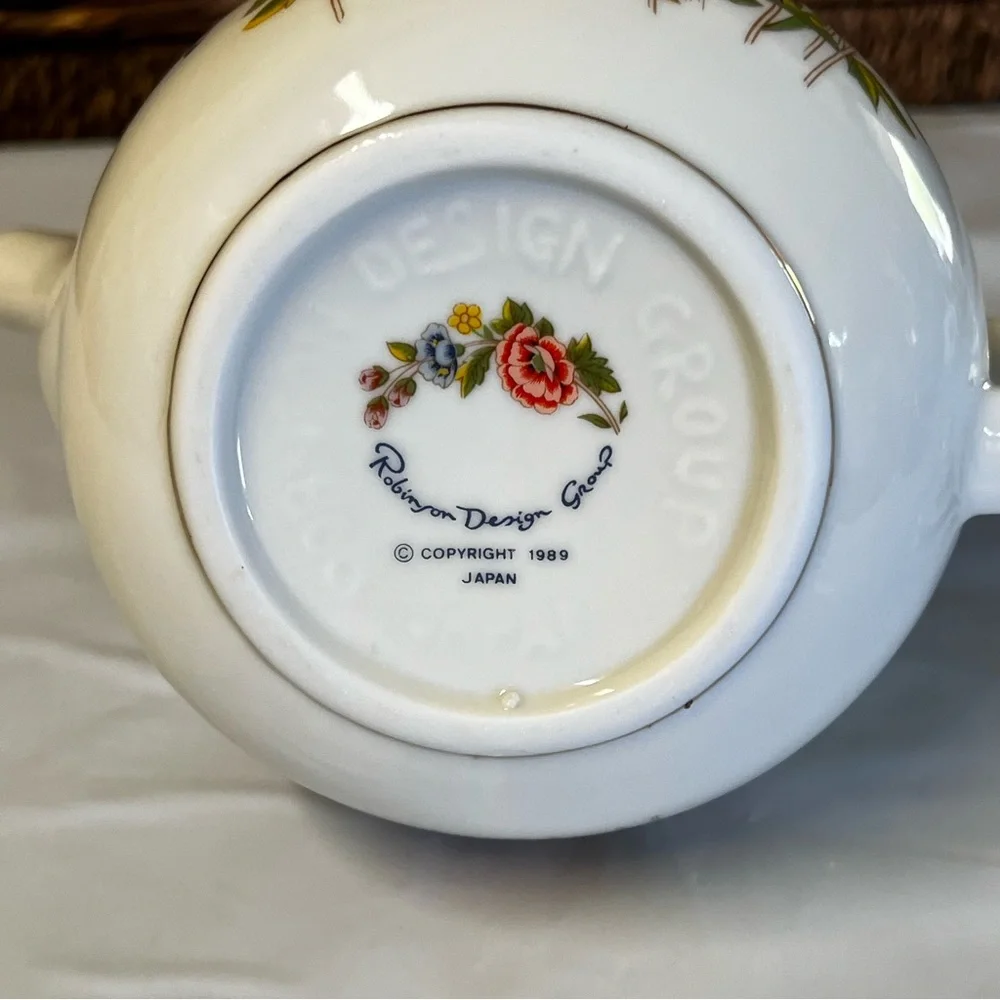 Robinson Design Group vintage teapot