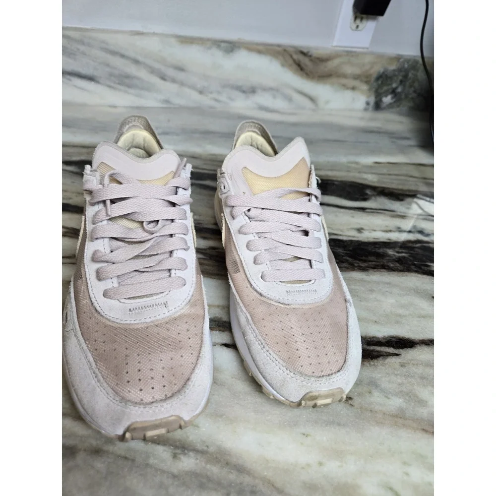 Nike very minimal
