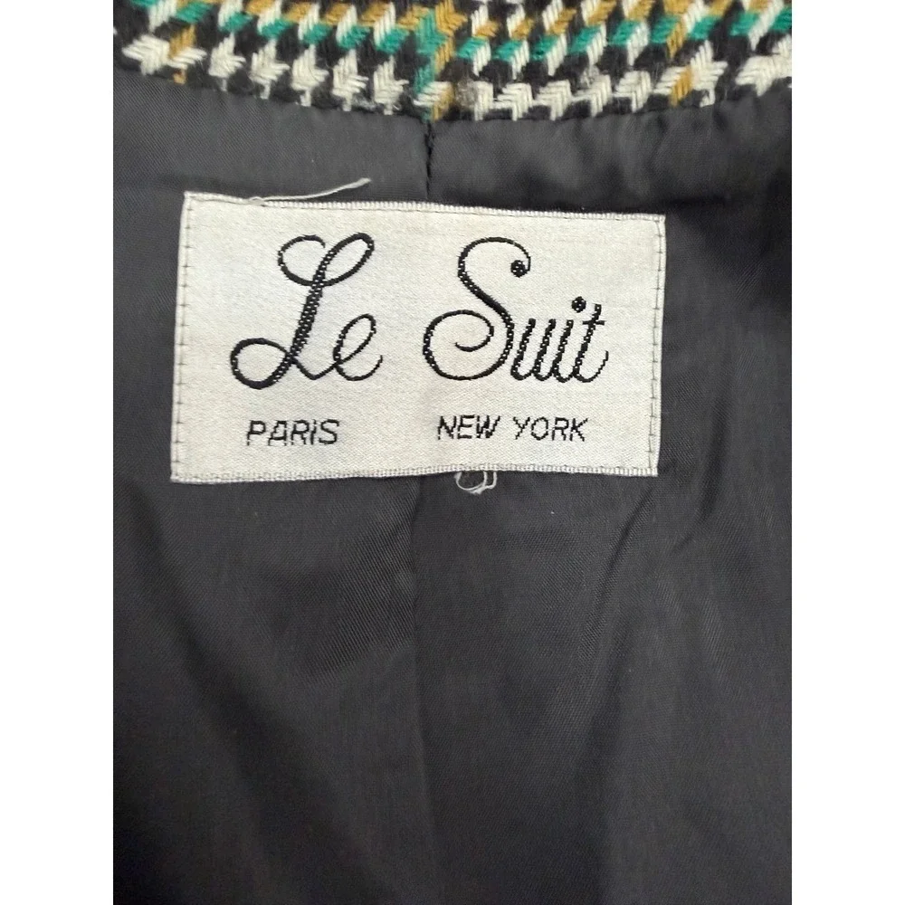 Le Suit le suit