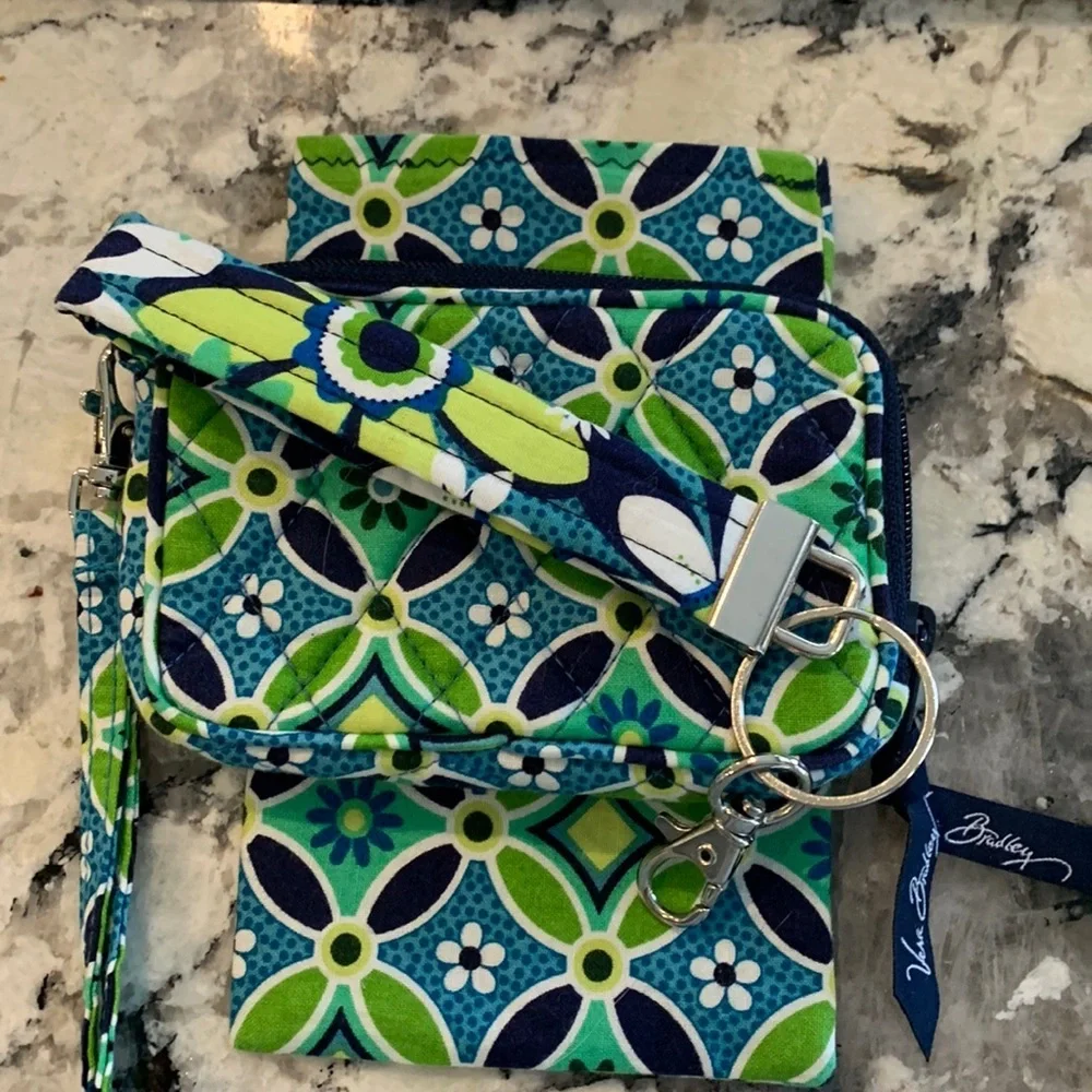 Brand New Vera‎ Bradley wristlet, keychain & storage zip bag green/blue floral