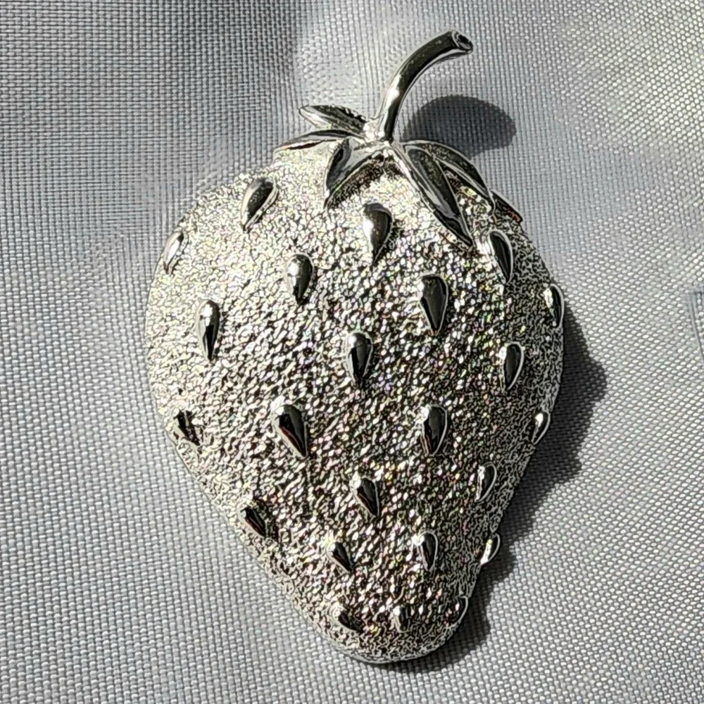 Sarah Coventry Ice Strawberry Brooch Vintage‎ Fruit Pin Silver Tone Textured
