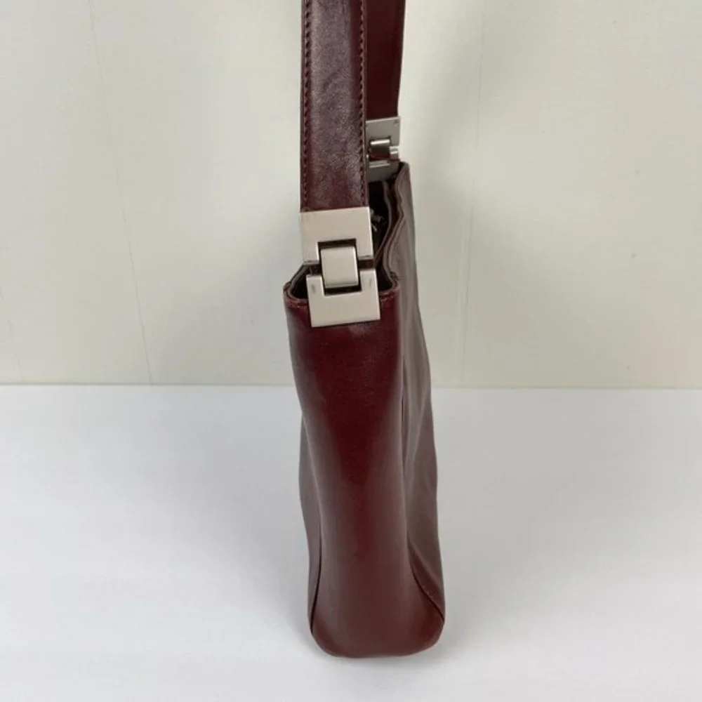 Dorsa reddish brown