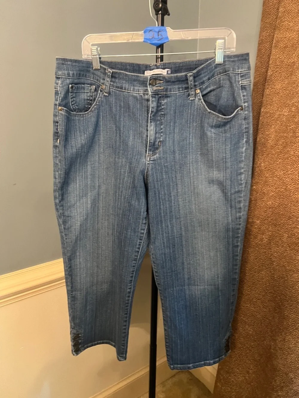 Bandolino Women's Medium‎ Blue Cropped Jeans