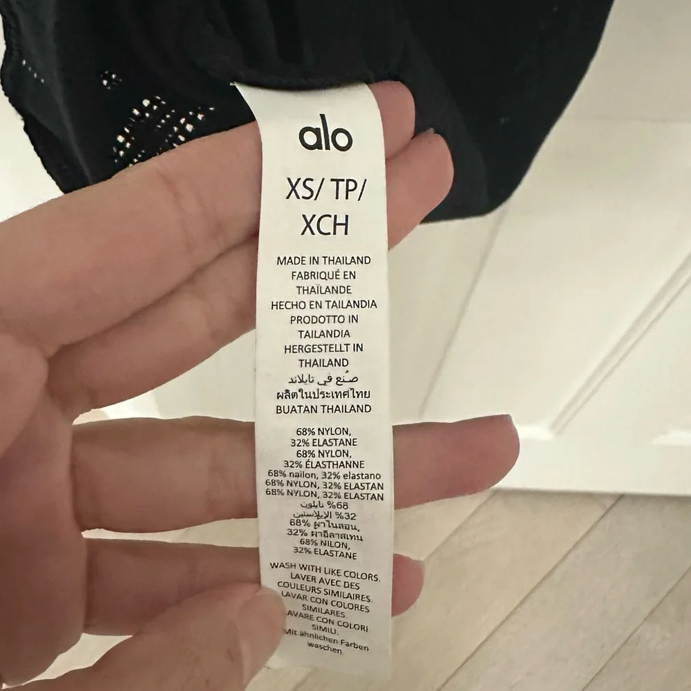 ALO Yoga chic black