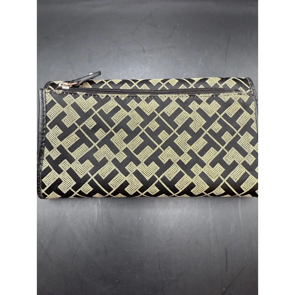 Tommy Hilfiger zipper wallet