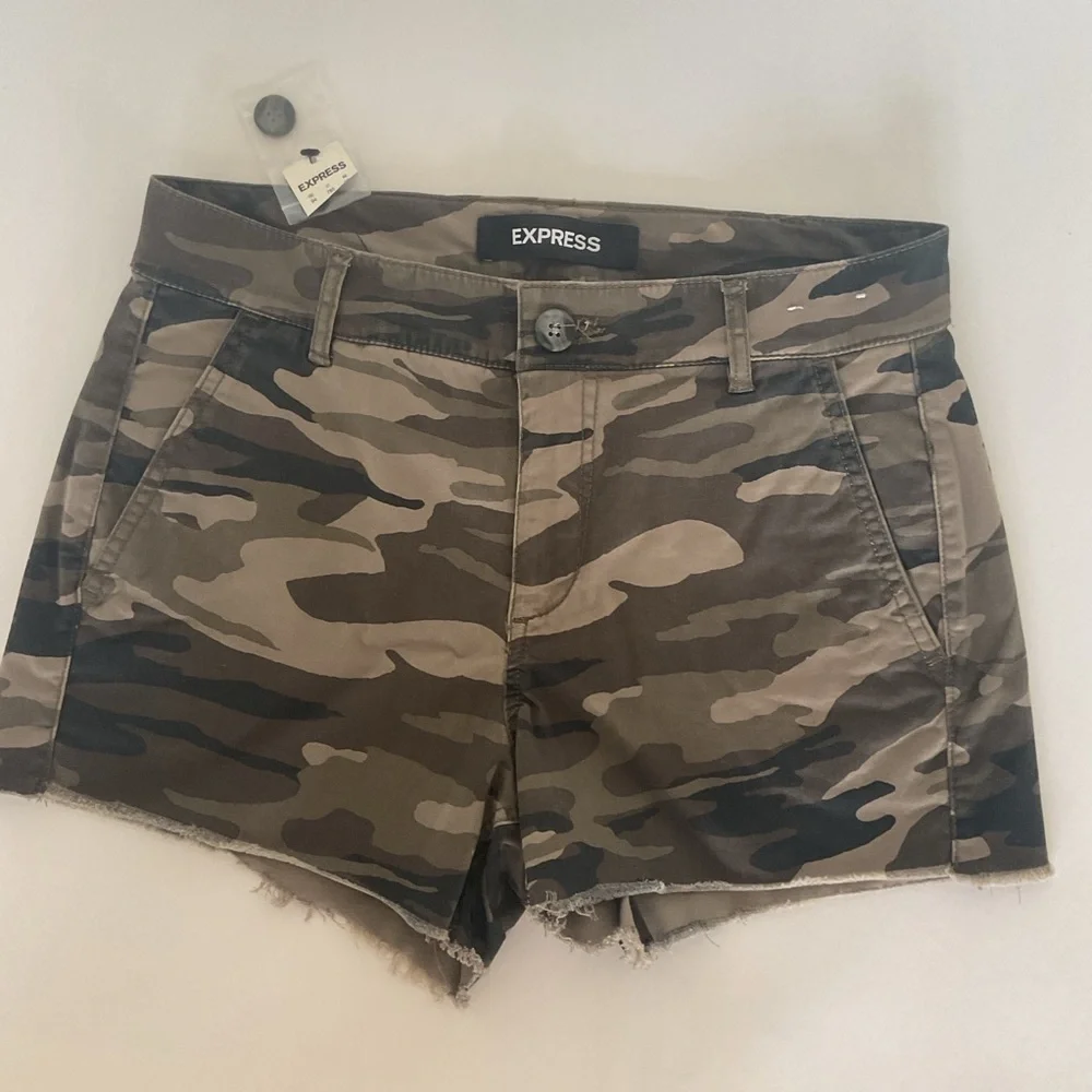 Express Green Camo twill Shorts size 0 NWT