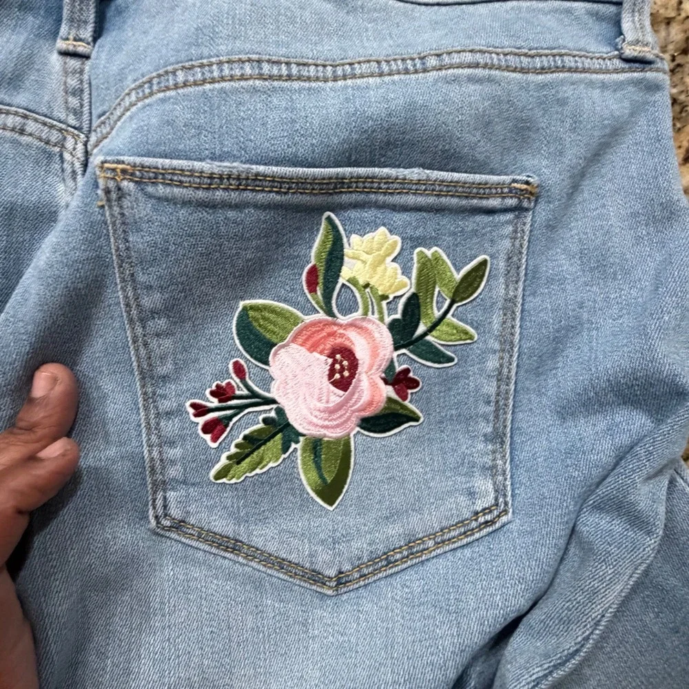 Universal Thread Floral Embroidered Straight Leg Jeans Light Distressed 18/34
