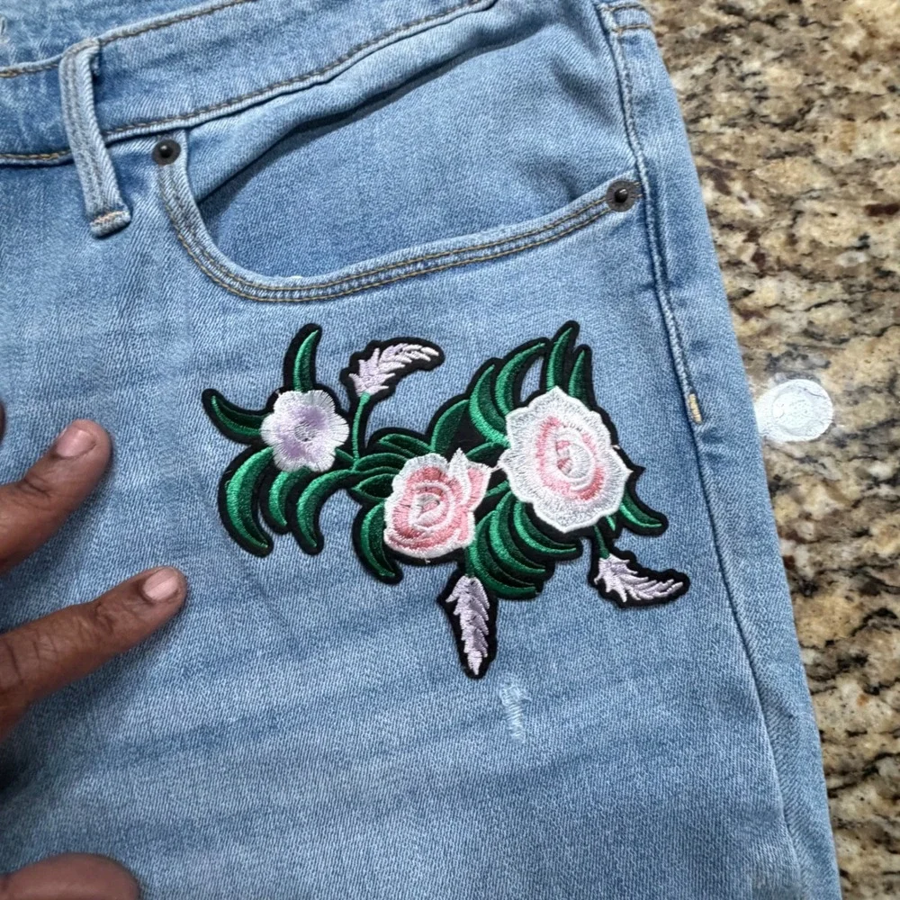 Universal Thread Floral Embroidered Straight Leg Jeans Light Distressed 18/34