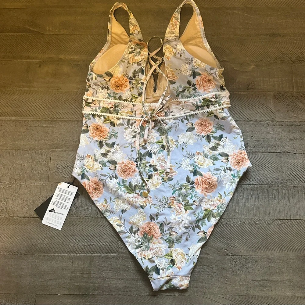 Aqua Blu floral piece