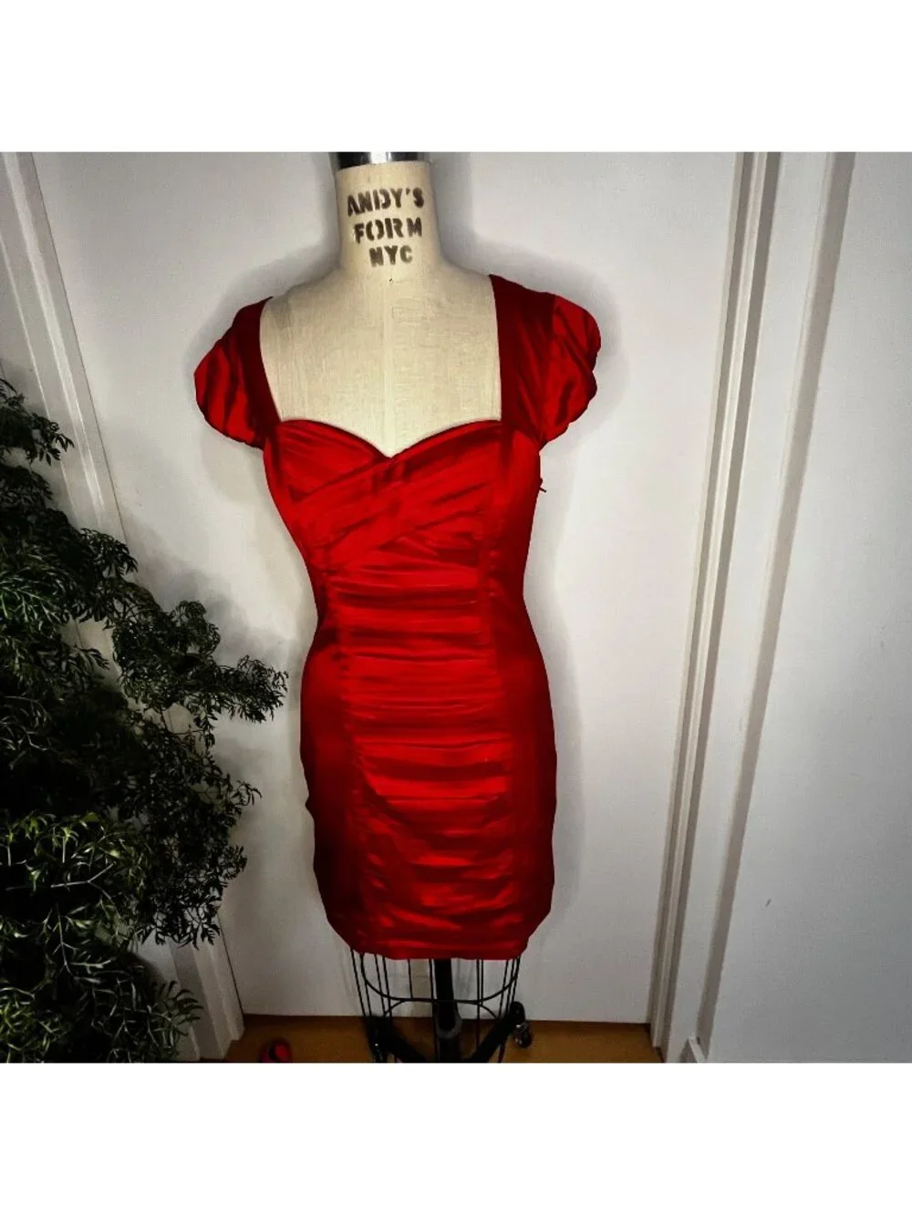 GUESS Cherry Red Ruched, Sweetheart‎ Neck, Satin Bodycon Mini Dress Size 8