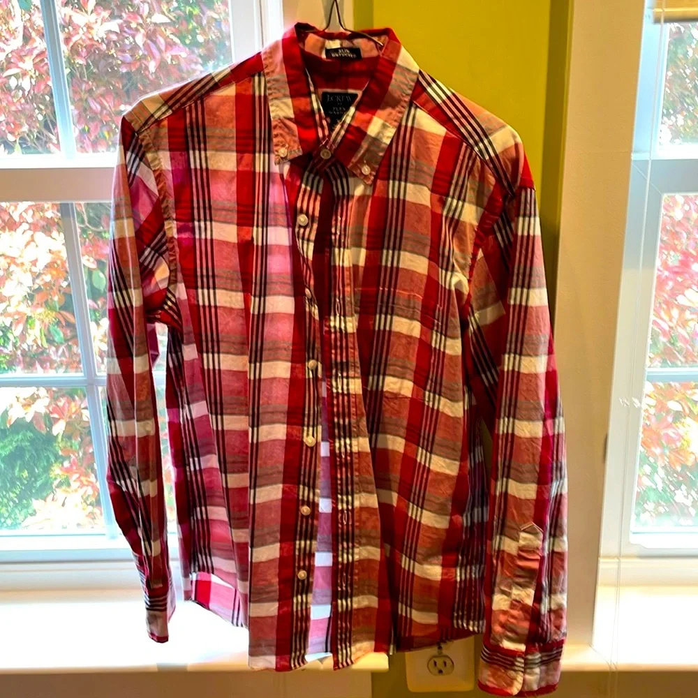 Preppy and perfect for spring. JCrew dress shirt. Men’s small. Plaid pattern