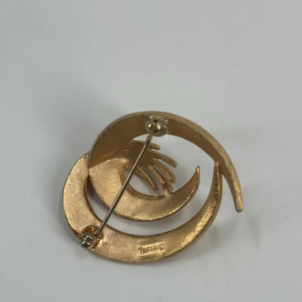 Vintage gold tone trifari brooch