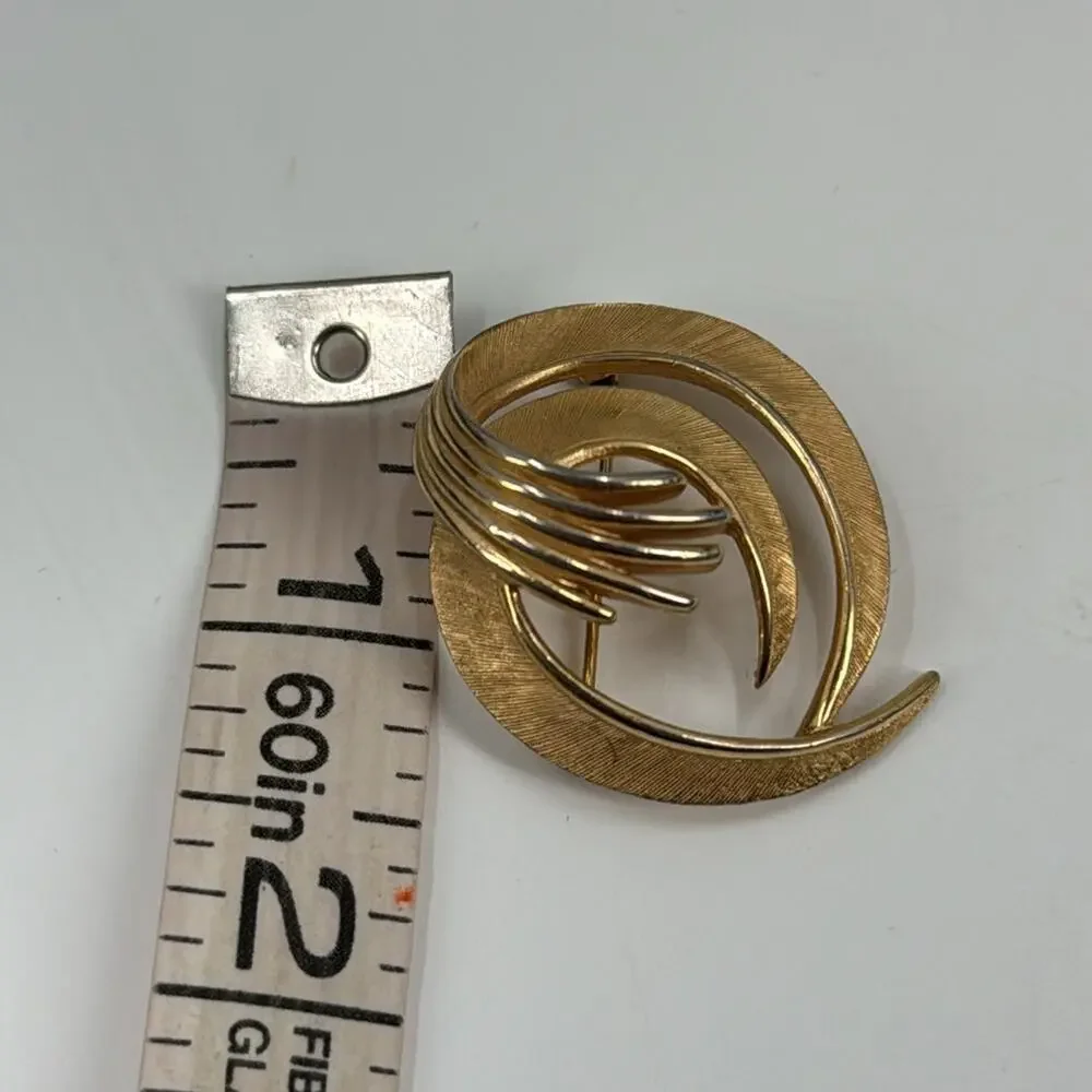 Vintage gold tone trifari brooch