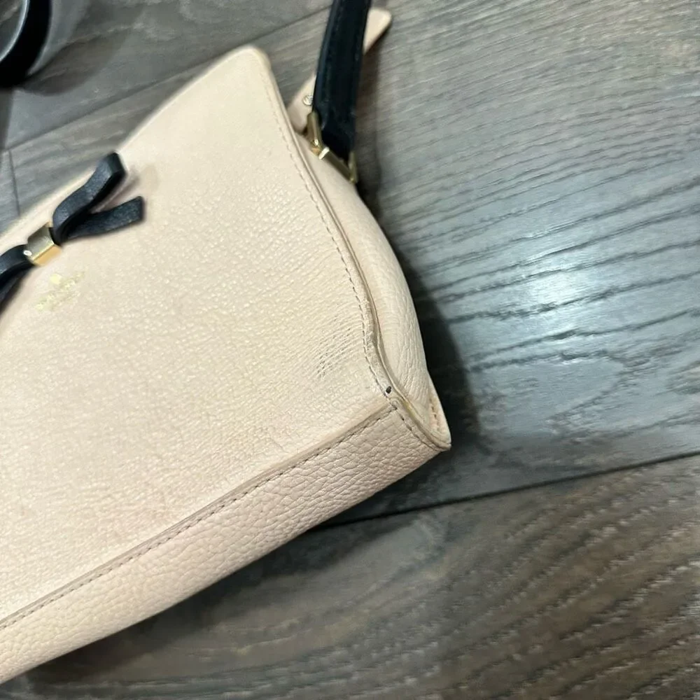 kate spade has signs