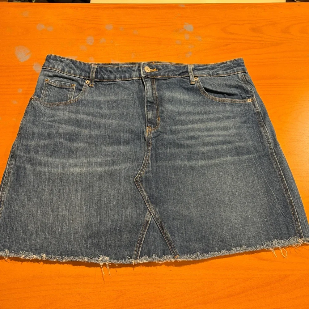 Old Navy Blue Denim Mini Skirt Raw Hem Medium Wash XL 16 Stretch Casual Classic
